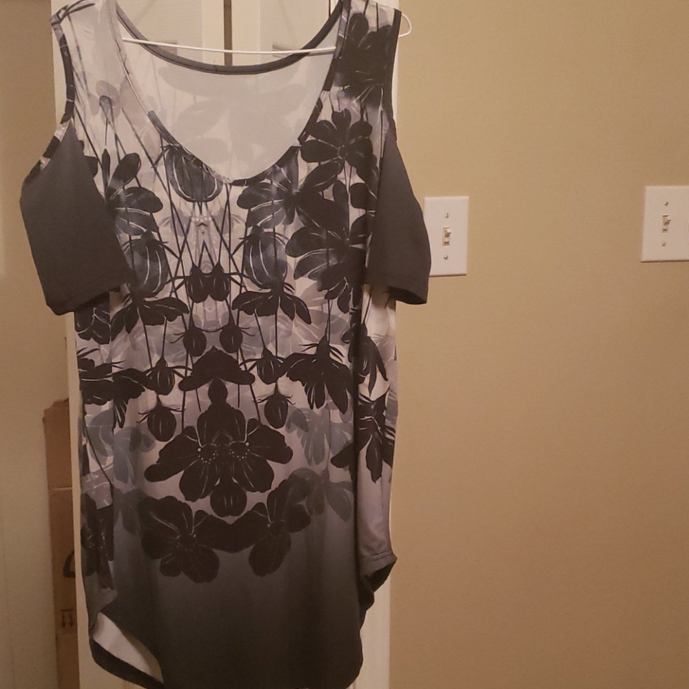 ◇5 for $15◇ Cold shoulder shirt long XL